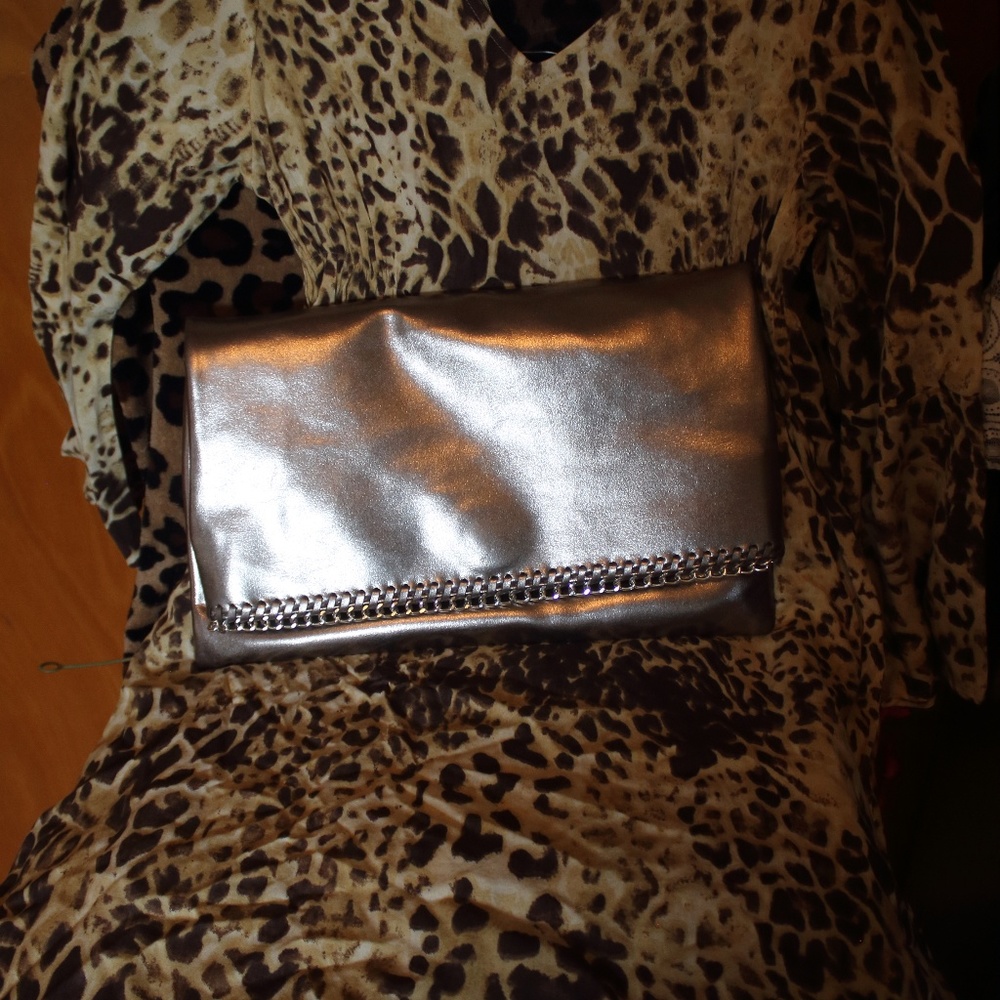 NIB LUXURY WATCH TRENDS UNIQUE LG METALLIC CLUTCH